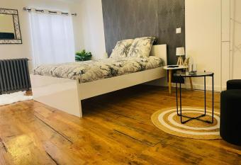 Les Dames Jeannes allows 18 year olds to book a room