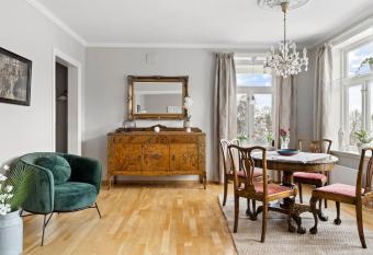 Large apartment in Dignified Central Villa has Balcony rooms