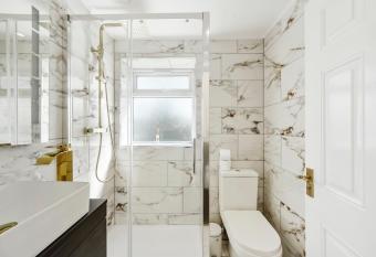 Luxury 4 Bed House in Bristol - Hot Tub has rooms with a private hot tub