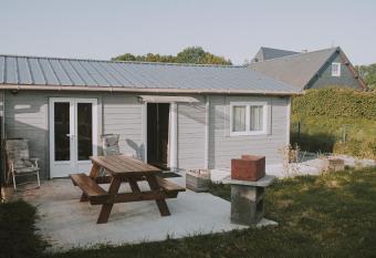 Chalet St Clair avec Parking,    5 min d Etretat has rooms with a private hot tub