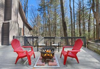DISCOUNT/PetFriendly/Fireplaces/PrivateDecks/Private HotTub/Fire Pit/WiFi/ Games has Balcony rooms
