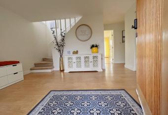 Sweet family house in Tsawwassen has Balcony rooms