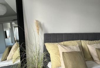 SAYA Homes - Cozy 12,5m2 room has Balcony rooms