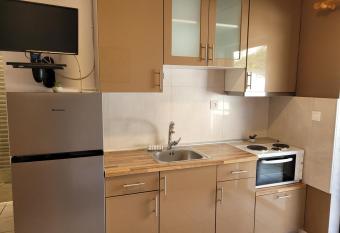 APARTMENT PAVLOS has Balcony rooms