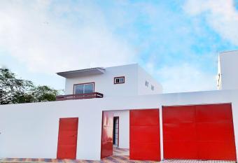 Casa con piscina y zona de parrilla, cerca del mar. has rooms with a private hot tub