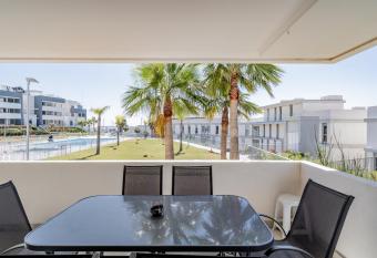 Big modern 3 bedroom apartment allows 18 year olds to book a room