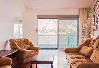 Hillside Townhouse has Balcony rooms