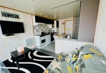 Los Amigos - P2 confort proche de la plage allows 18 year olds to book a room