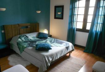 Bienvenue ! has Balcony rooms