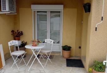 Studio de Vacances en Camargue allows 18 year olds to book a room