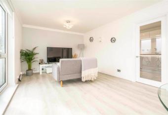 Impeccable 2-Bed Apartment Close to City Centre has Balcony rooms