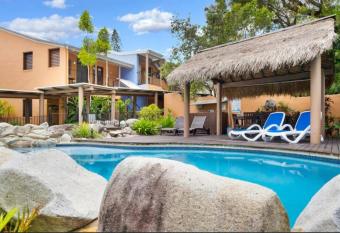 Noosa private sanctuary, walking distance to beach has rooms with a private hot tub