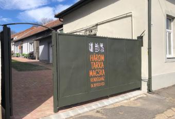 H  rom Tarka Macska Apartmanok has Balcony rooms