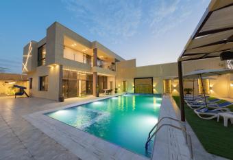 Adam s Luxury Villa DeadSea has rooms with a private hot tub