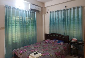 Dhaka guest house has rooms with a private hot tub