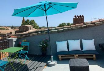 AGDE HOLIDAYS has Balcony rooms