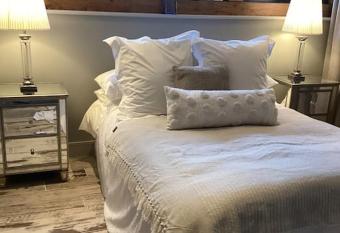 Harcombe Barn near Bristol has Balcony rooms