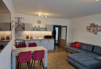 Velk   apartm  n na n  m  st   v Hradci Kr  lov   allows 18 year olds to book a room