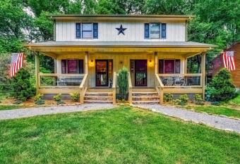 2 Bd 1.5 Bath Smoky Mountain Retreat has Balcony rooms