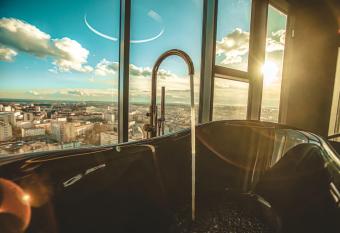 Wanna na 20. pi  trze, City View, Hanza Tower - BokiejHotels has rooms with a private hot tub