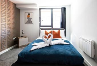 Birmingham - City Centre - Plush Suite, 2 Bed 2 Bath, Juliete Balcony with City Views, Bullring 6 min walk, Free WIFI & NETFLIX has Balcony rooms