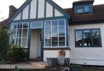 Homely holiday house in central Sevenoaks has Balcony rooms
