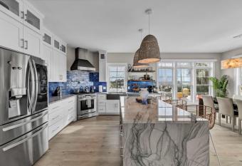 Seaside Luxury Casa has Balcony rooms