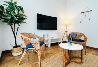 Villa Horacia - Playa de la Jara con Piscina allows 18 year olds to book a room