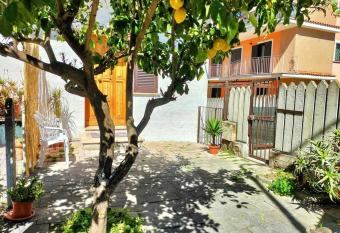 Lemon Casa con giardino allows 18 year olds to book a room