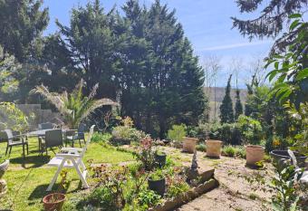 Le Chat Bott   Chambres et Table d h  te sur r  servation allows 18 year olds to book a room