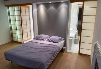 Coquet duplex dans l hyper-centre allows 18 year olds to book a room