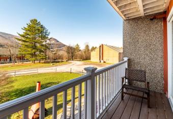 Newly Renovated Ski House 2 mins from Hunter Mtn! has Balcony rooms