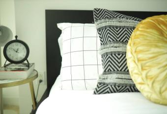 Beautiful High Rise in Sunny LA has rooms with a private hot tub