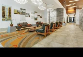 Luxury Condo with full view of the Ocean, Lanai, Pool, Hot Tub, Gym & Playground has rooms with a private hot tub