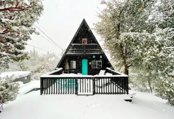 Dog Friendly A-frame Hot Tub Nature Views has rooms with a private hot tub