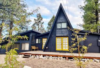 Modern A-Frame Hot Tub Dog Friendly Sleeps 6 has rooms with a private hot tub