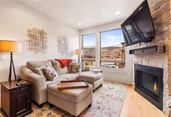 Luxury 2 bedrooms ski condo on the Blue River has Balcony rooms