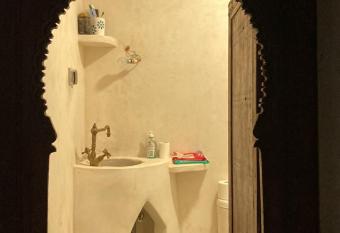 Riad mama Aicha allows 18 year olds to book a room