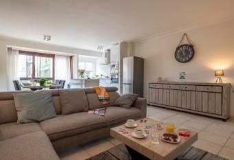 WeLoveOostende - Newly renovated large apartment 150m from the beach - Including bed sheets and final clea-ning has Balcony rooms