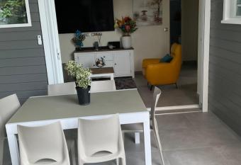 LES NUITS GALANTES VILLA PETREA PISCINE PRIV  E allows 18 year olds to book a room