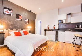 - Charles sous le Charme ! - has rooms with a private hot tub