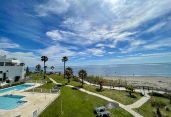 Apartamento VISTA MAR has rooms with a private hot tub