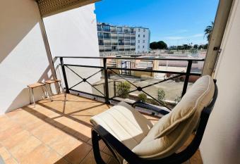 C  t   Soleil - Residence avec Piscine allows 18 year olds to book a room