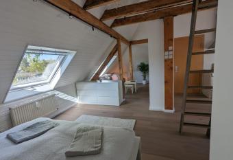 Helles Dachgeschoss-Appartement allows 18 year olds to book a room