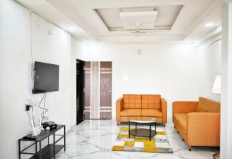 Luxury Stay: 3BR Fully Equipped Haven (Centrally Located) has Balcony rooms