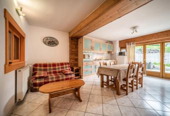 Le balcon du ciel 2 pi  ces has Balcony rooms