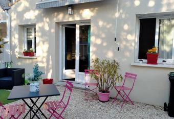 Tiny house Ronce les bains allows 18 year olds to book a room