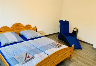 Sauna-Schmied has rooms with a private hot tub