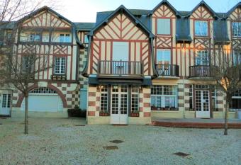 LE PETIT CABOURG de LA COUR NORMANDE allows 18 year olds to book a room