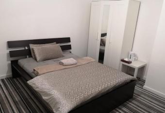 White House  allows 18 year olds to book a room